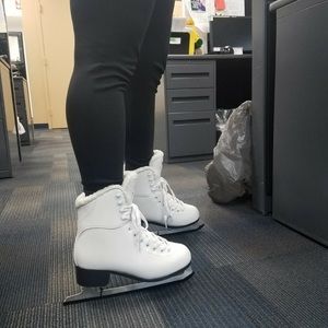 Ultima  NWT ice skates women’s size 8